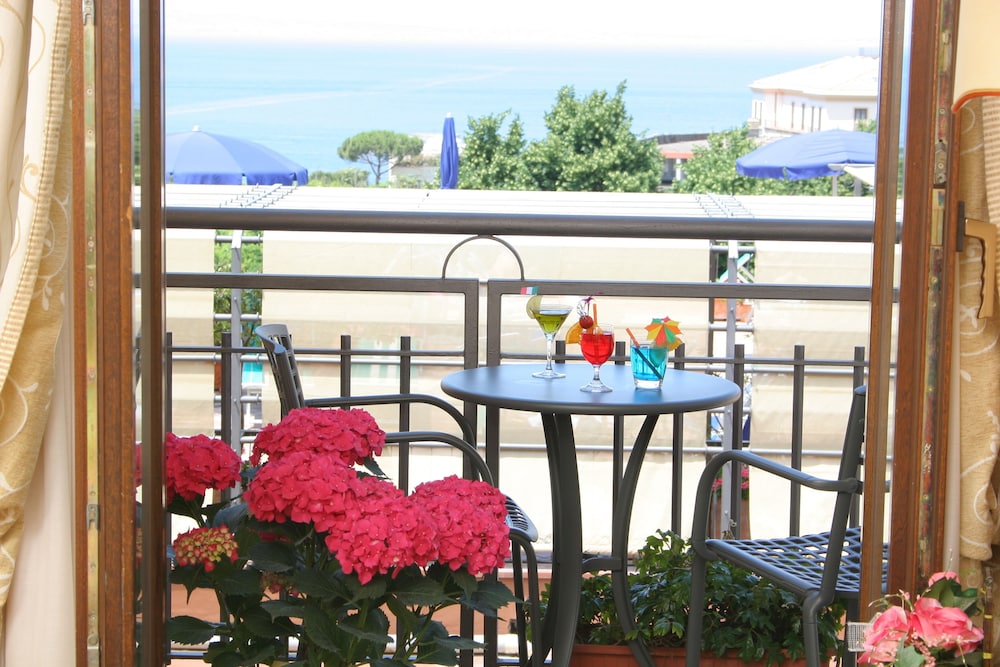 Classic Double or Twin Room, Balcony, Pool View thumbnail 6