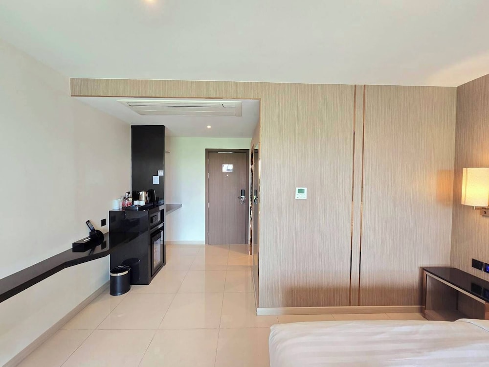 Deluxe King Room with Balcony - Photo 2