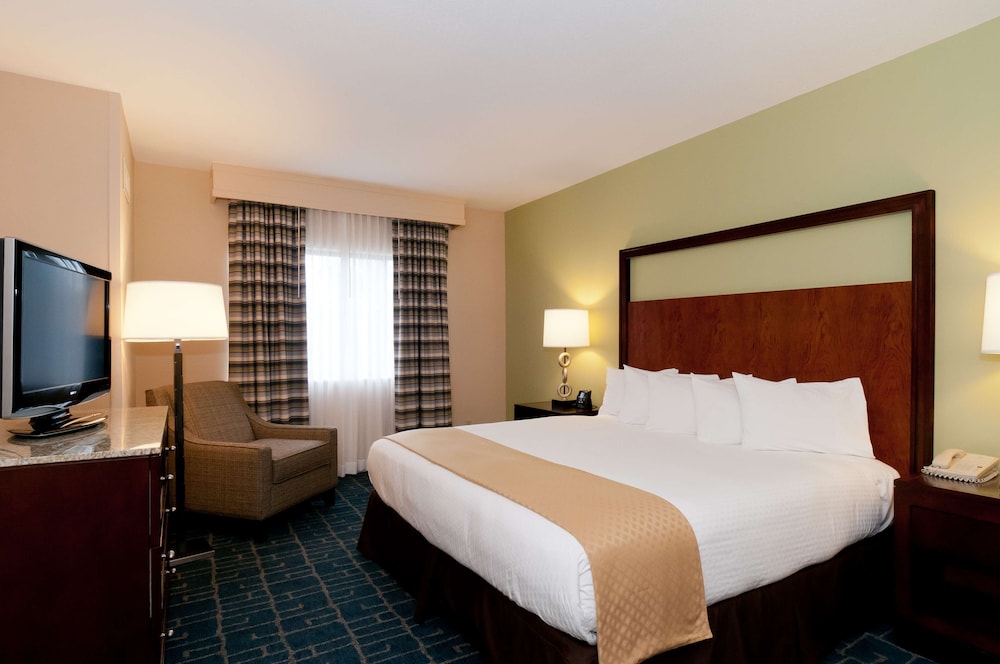 Suite, 1 King Bed, Accessible - Photo 2