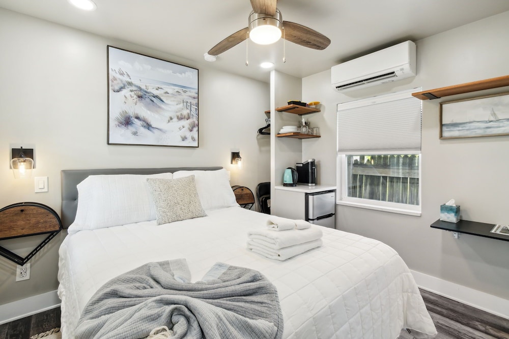 Luxury Studio, 1 Queen Bed, No Pets, Kitchenette, Beachside