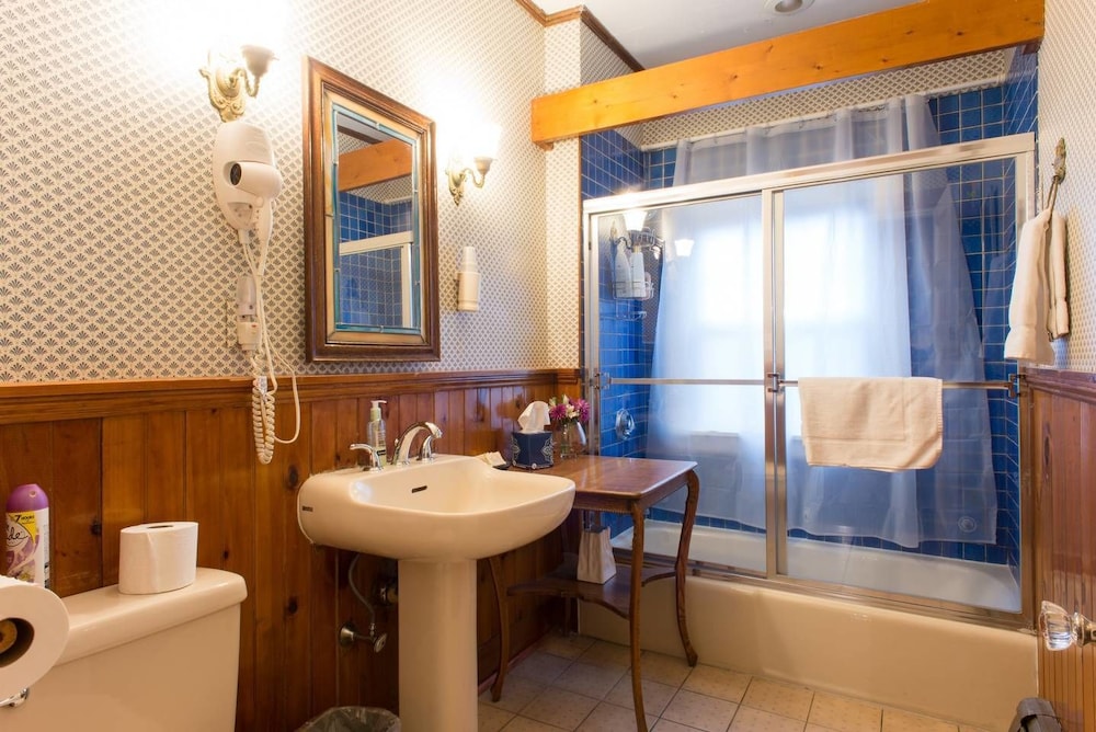 Garden Room 6 with Shared External Bathroom photo 3