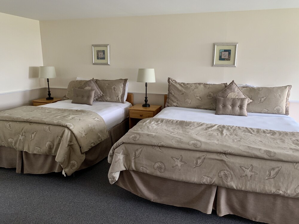 Standard Room, 1 King Bed and 1 Double Bed, Non Smoking photo 1