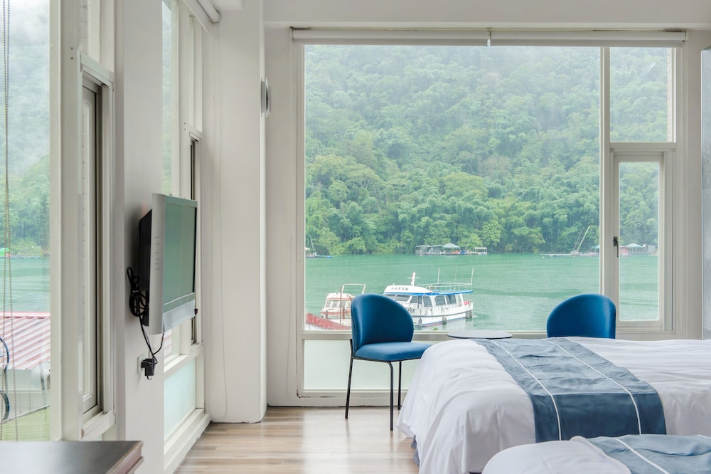 Superior Quadruple Room, Lake View - Photo 22