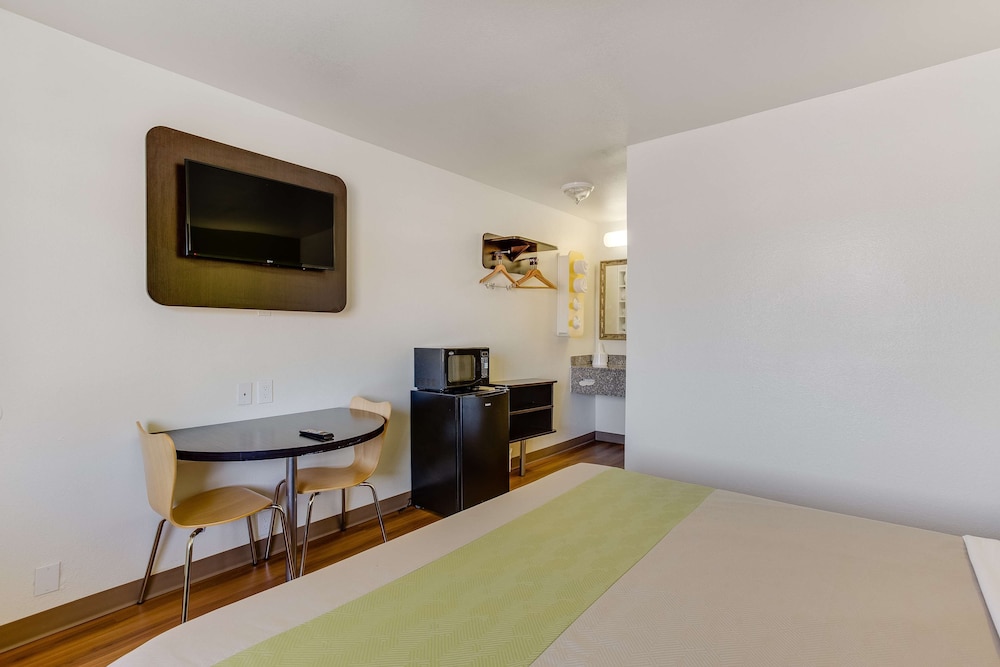 Deluxe Room, 1 King Bed, Non Smoking, Refrigerator & Microwave photo 2
