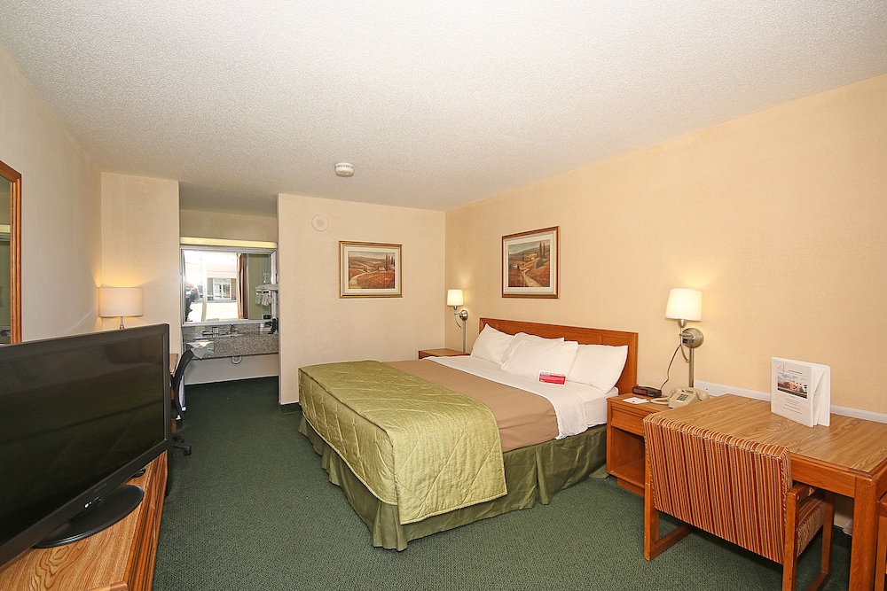 Standard Room, 1 King Bed, Smoking - Photo 2