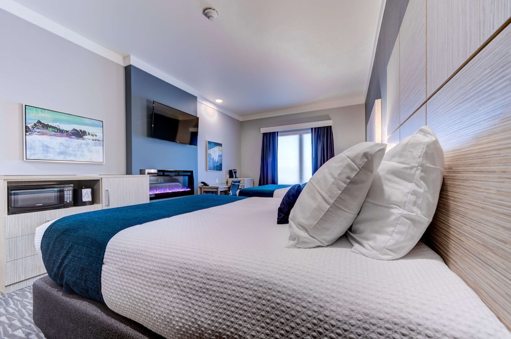 Standard Room, 1 King Bed, Accessible, Mountain View (with Sofabed) photo 1
