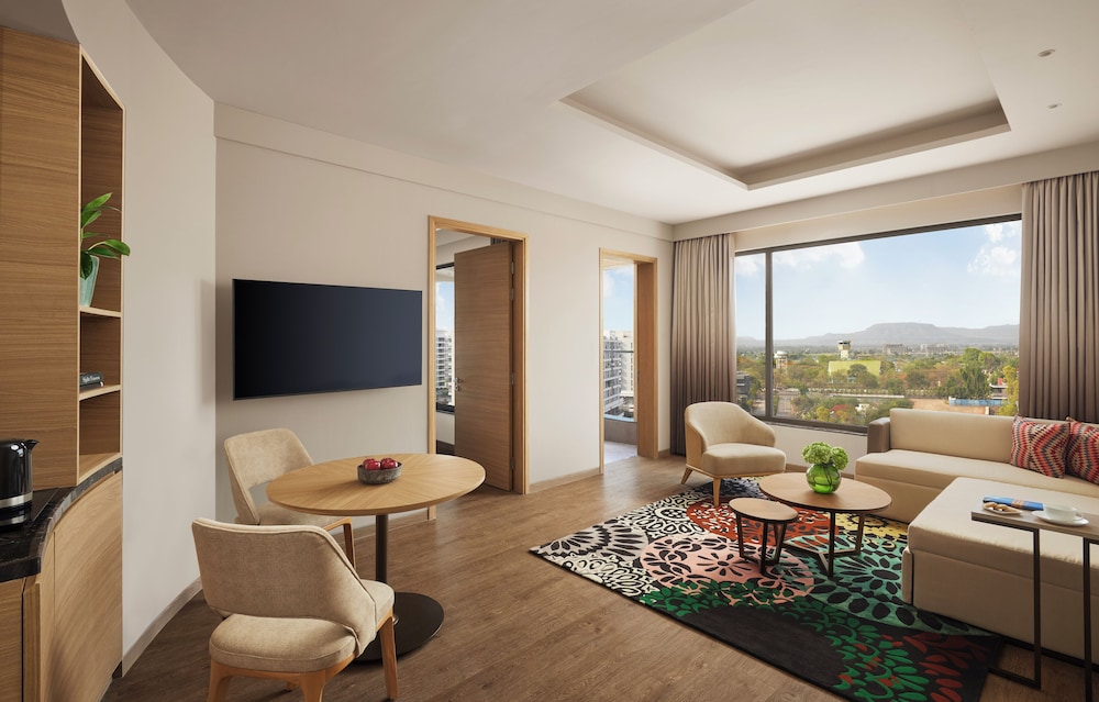 Executive Suite, 1 Bedroom, Balcony photo 3