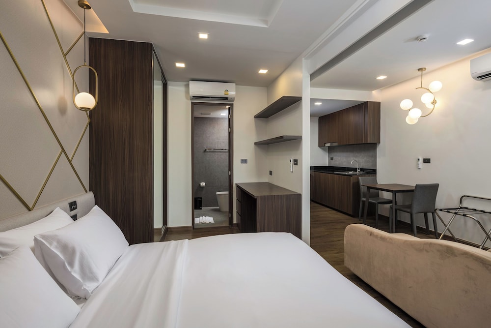 Deluxe Room, 1 King Bed - Photo 9