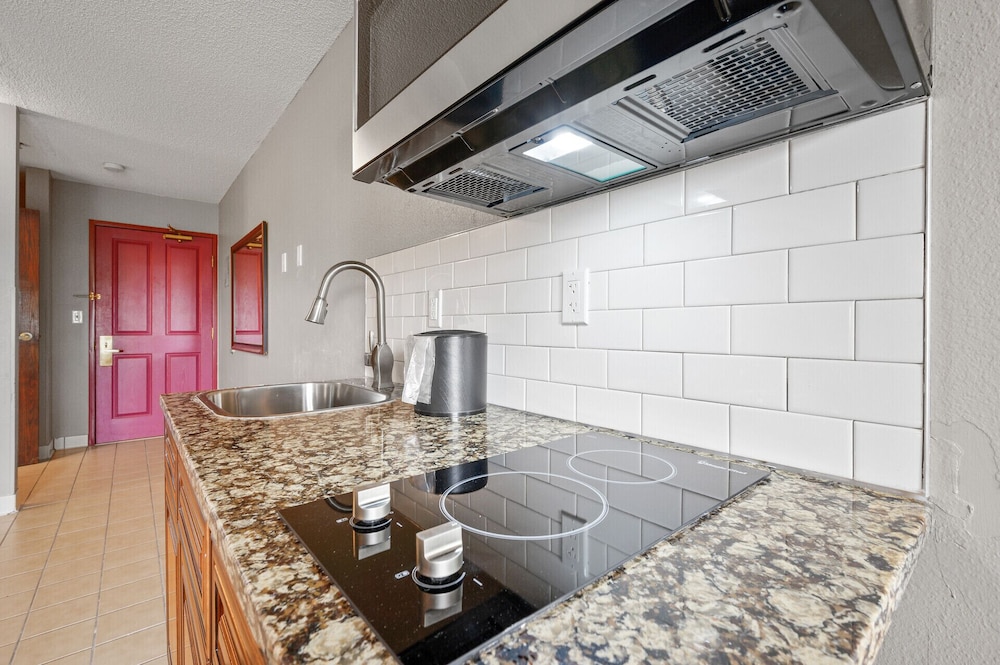 Standard Suite, 1 King Bed, Kitchen (Jetted Tub) - Photo 5