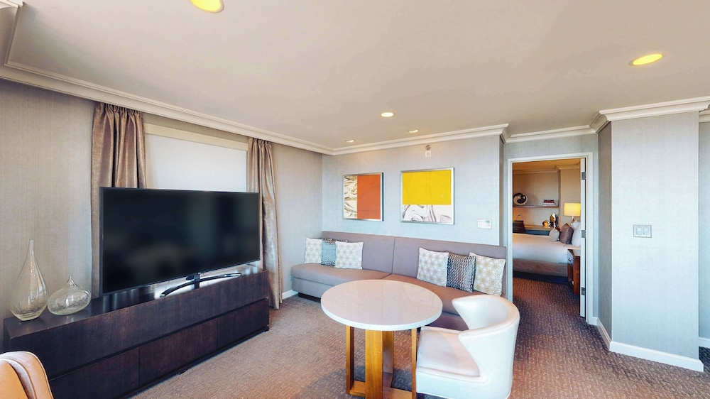 Suite, 1 King Bed thumbnail 5