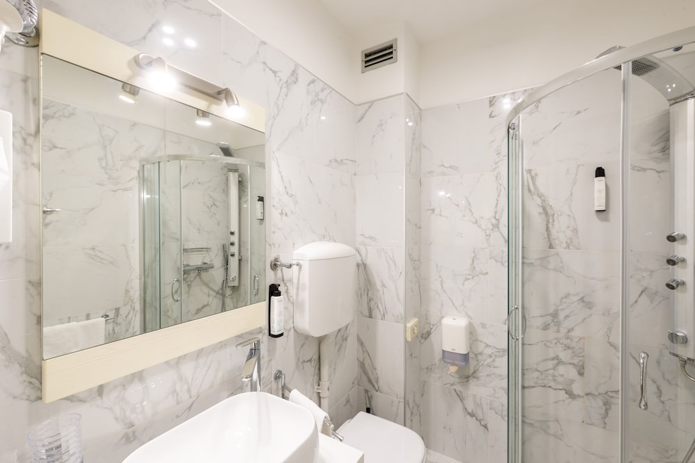 Standard Double Room - Photo 8