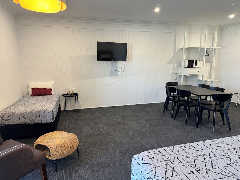 Family Room, 1 Bedroom photo 2