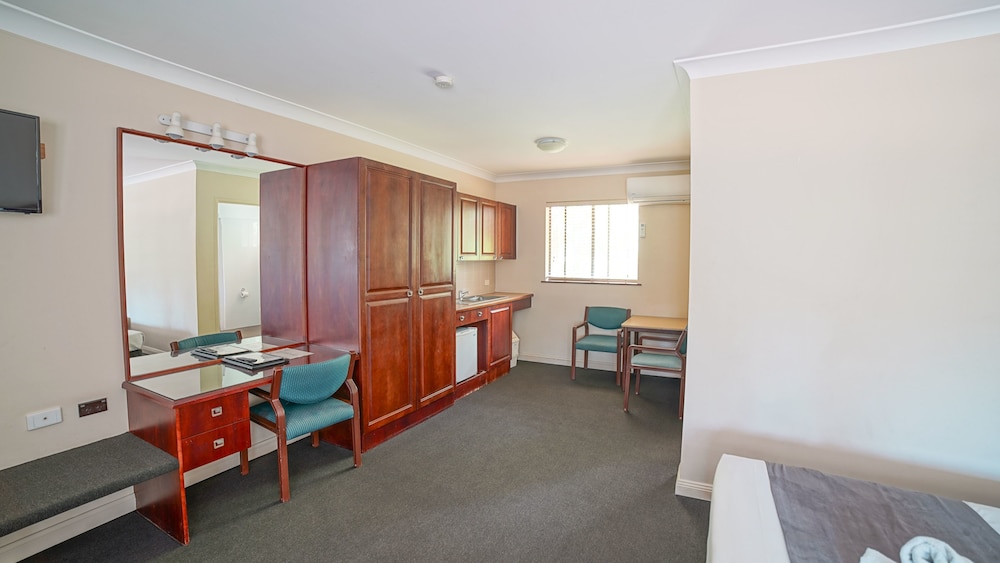 Family Room - Not Pet Friendly - Photo 3