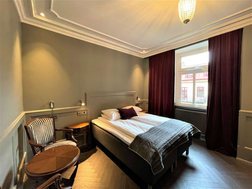 Junior Suite, 1 Queen Bed, Non Smoking, Jetted Tub (with Sofabed) photo 1