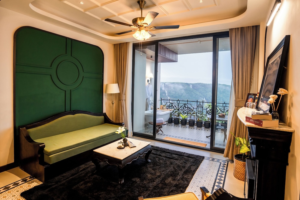 Waterfall Deck Suite photo 3