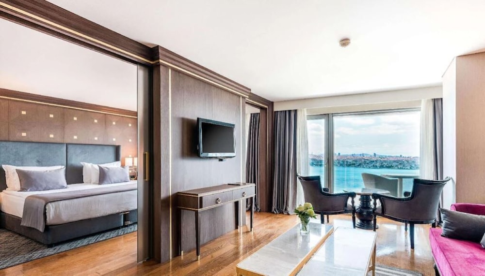 Royal Suite photo 1
