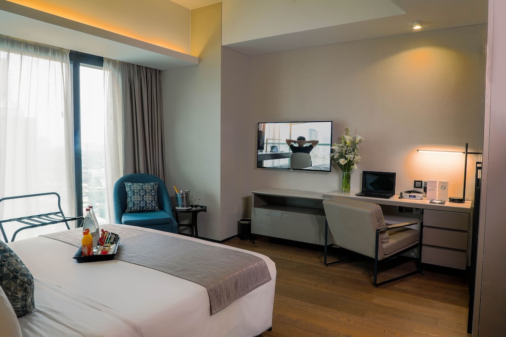 Executive Room, 1 King Bed (One Bedroom Executive Suite) - Photo 3