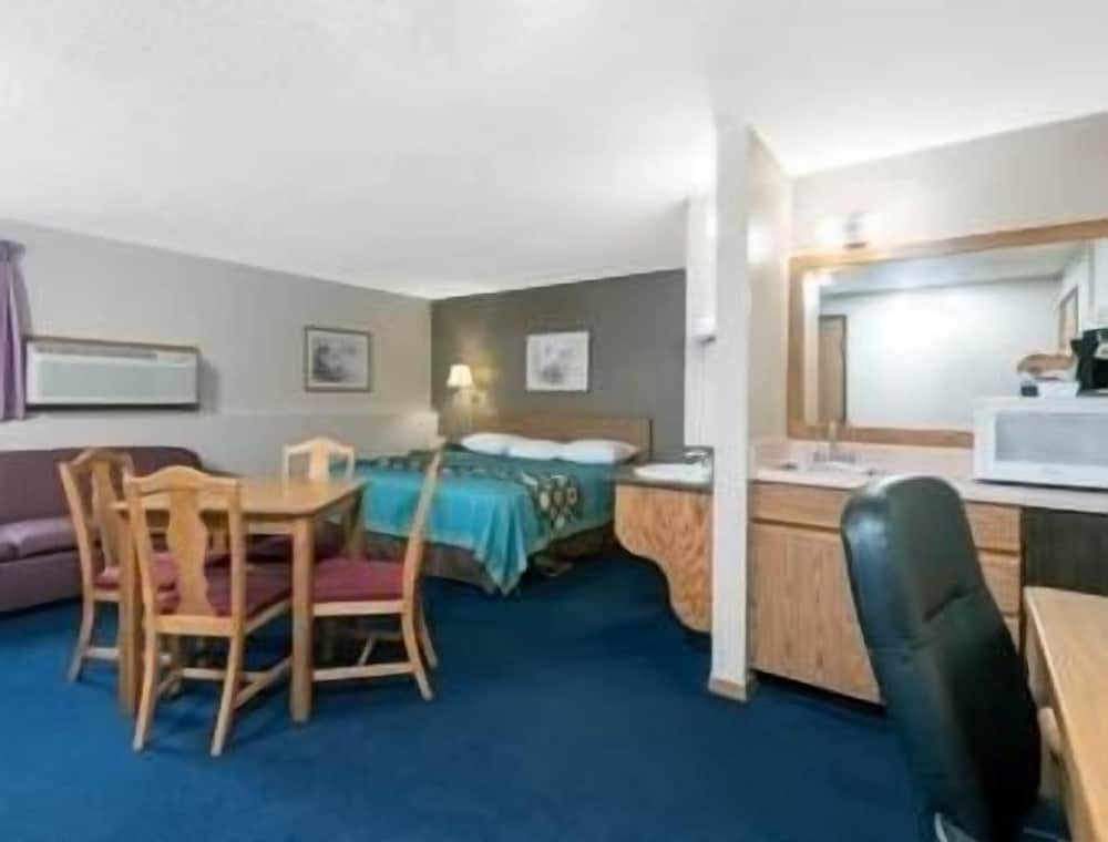 Suite, 1 King Bed, Non Smoking, Microwave - Photo 1
