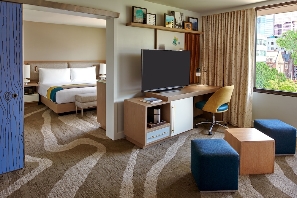 Suite, 1 King Bed, Mobility Accessible (Roll-in Shower) - Photo 3