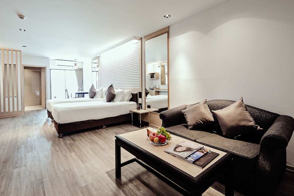 Junior Suite King Room thumbnail 5