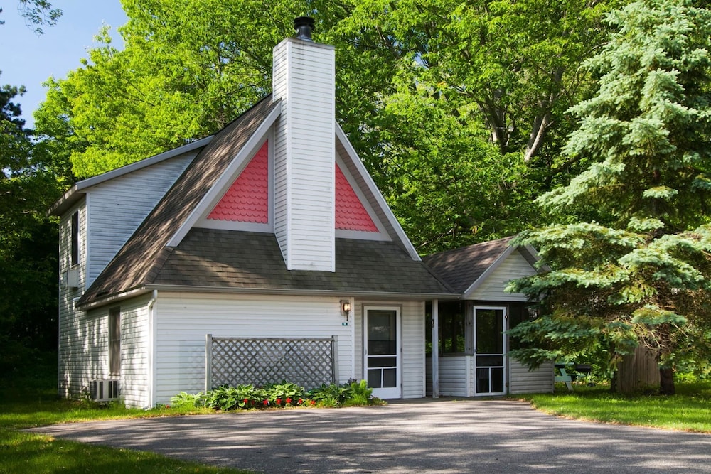 Cottage, 2 Bedrooms, 2 Bathrooms (#18) photo 2