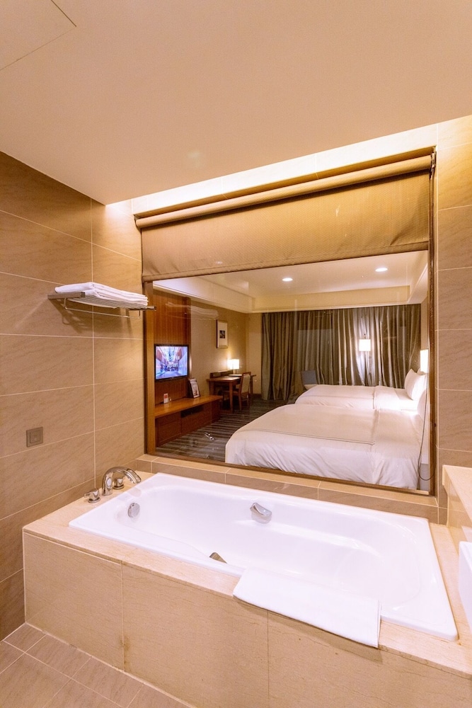Deluxe Cityview Double Twin A, Bathtub - Photo 8