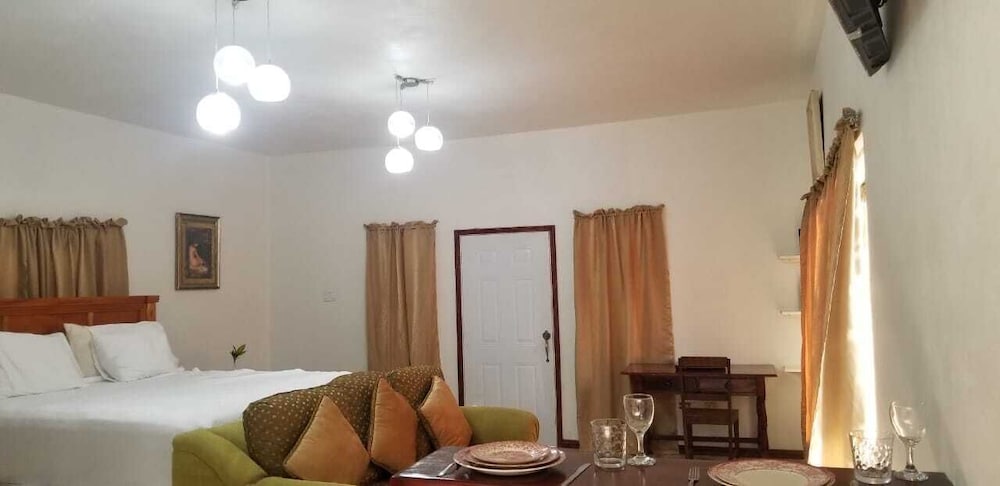 Standard Studio, 1 King Bed, Private Bathroom