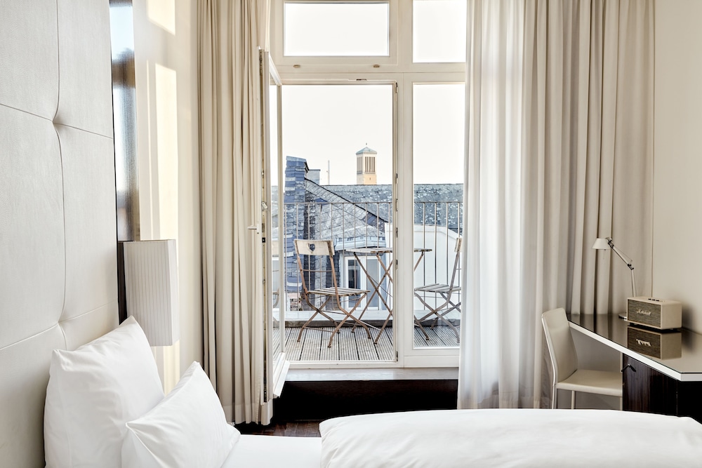Single Room, Balcony (French Bed)