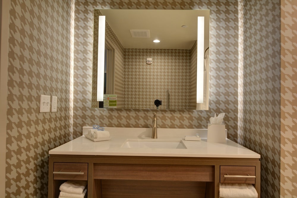 Suite, 1 King Bed, Accessible, Bathtub - Photo 5