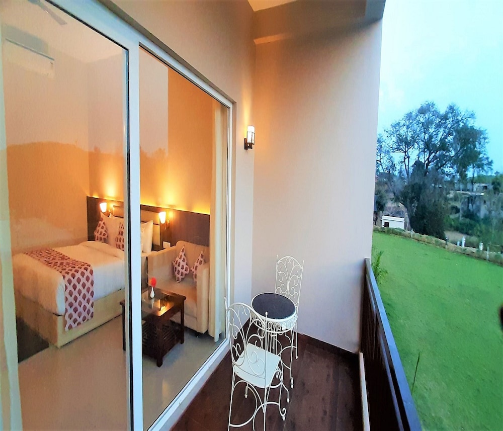 Premium Room with Pool and Garden View - Photo 4