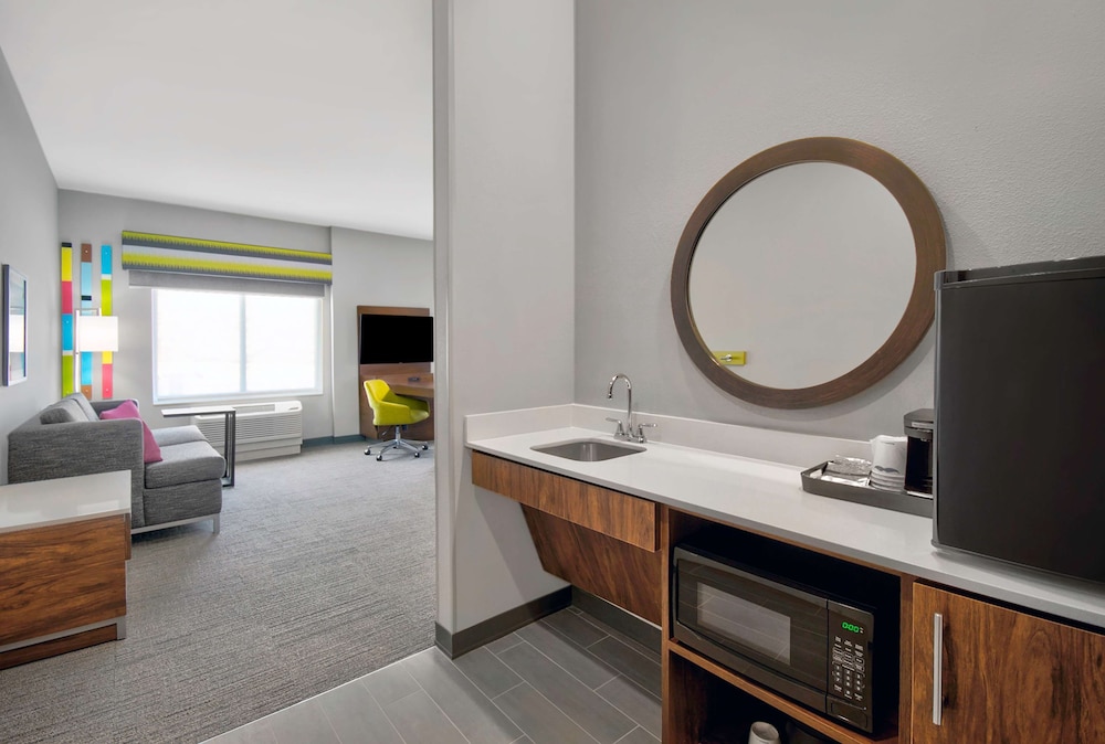 Suite, 1 King Bed, Accessible (Mobility & Hearing, Roll-In Shower) - Photo 3