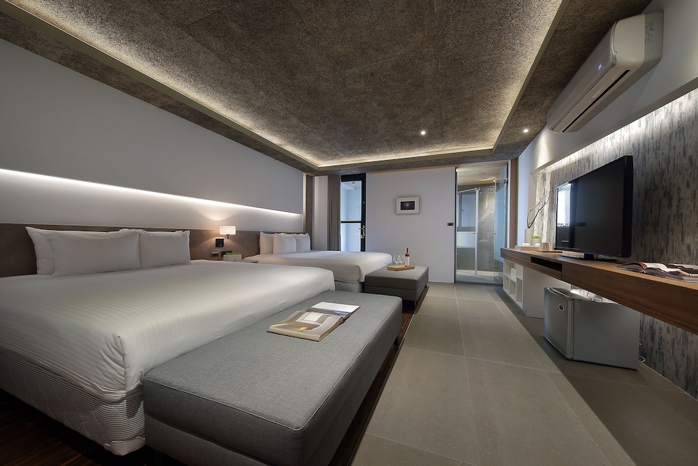 Family Quadruple Room, 2 Queen Beds, Bathtub photo 2