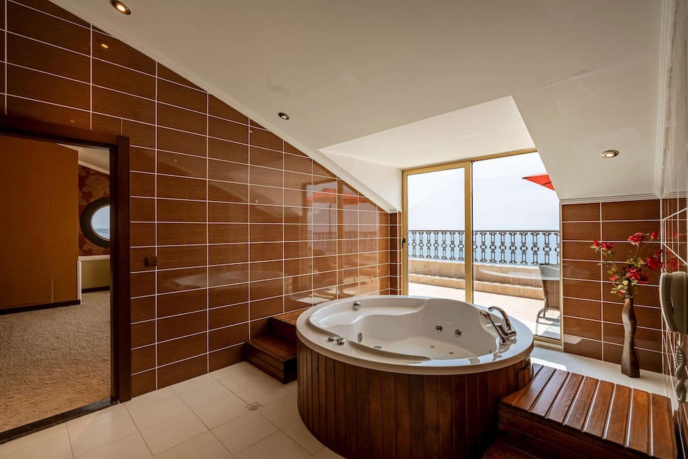 Presidential Suite thumbnail 5