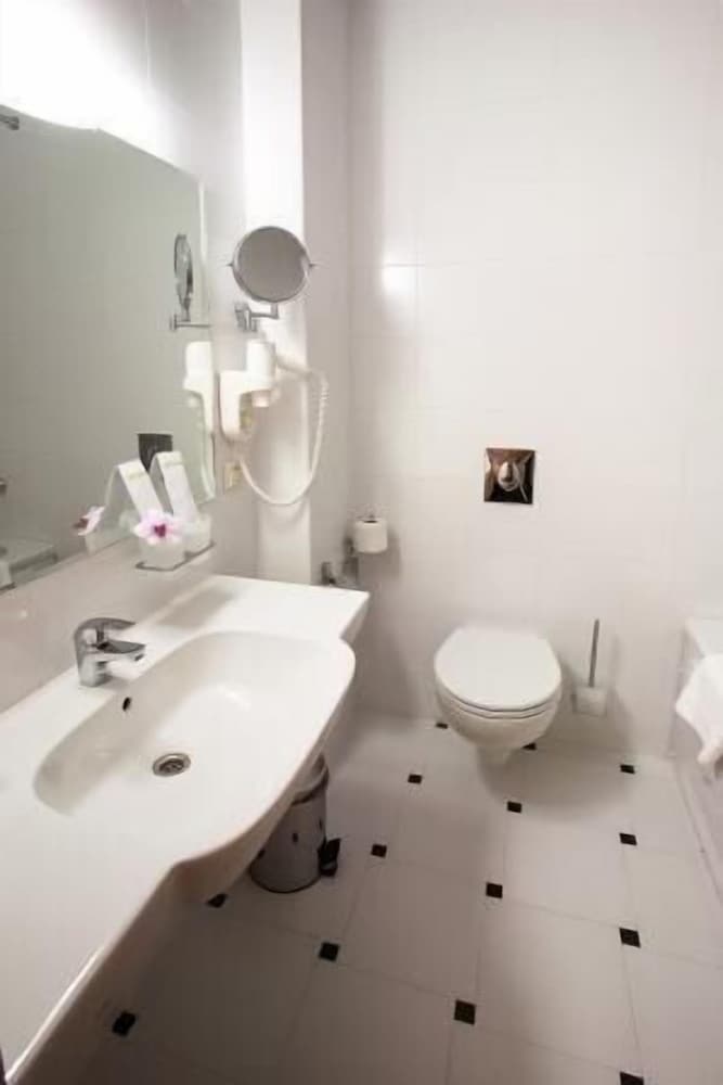 Standard Double or Twin Room (City, Ground floor, Street View) photo 3