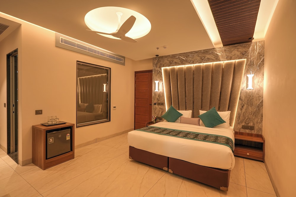 Executive Room, Bathtub, City View