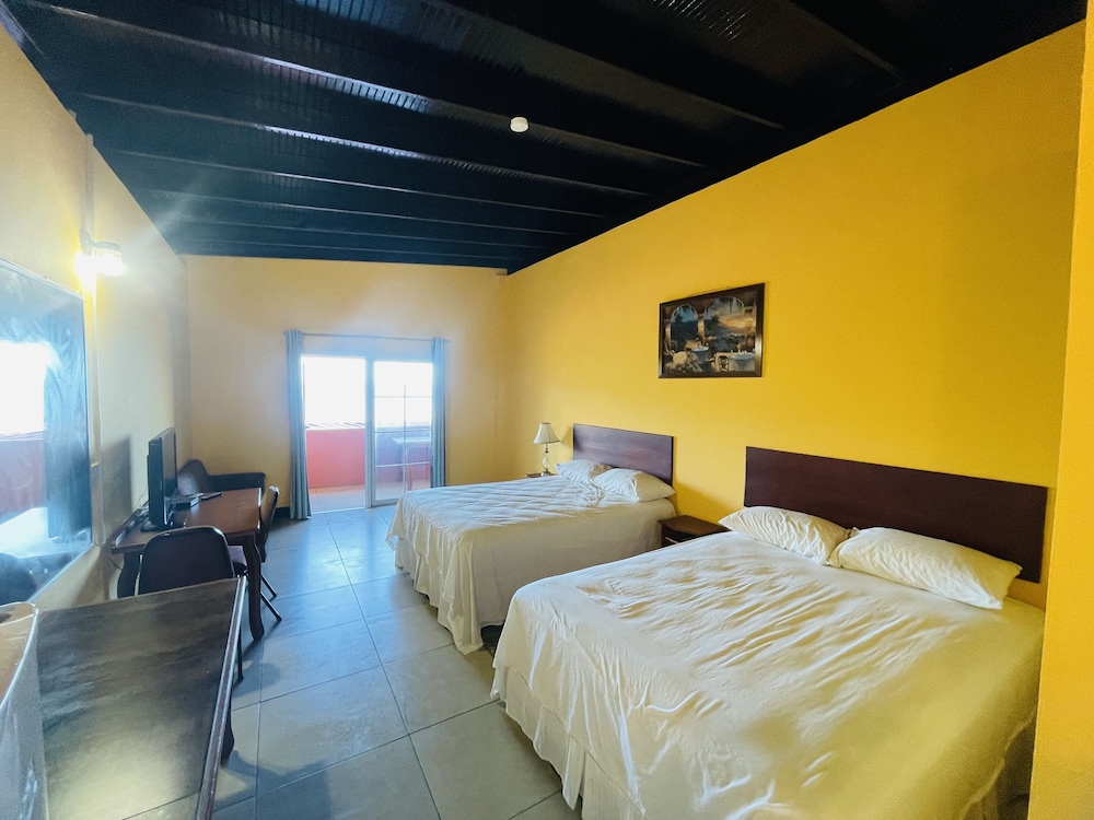 Deluxe Double Room, 2 Queen Beds, Microwave, Sea View photo 1