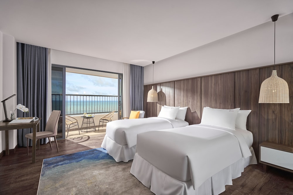 Deluxe Twin Ocean View With Balcony