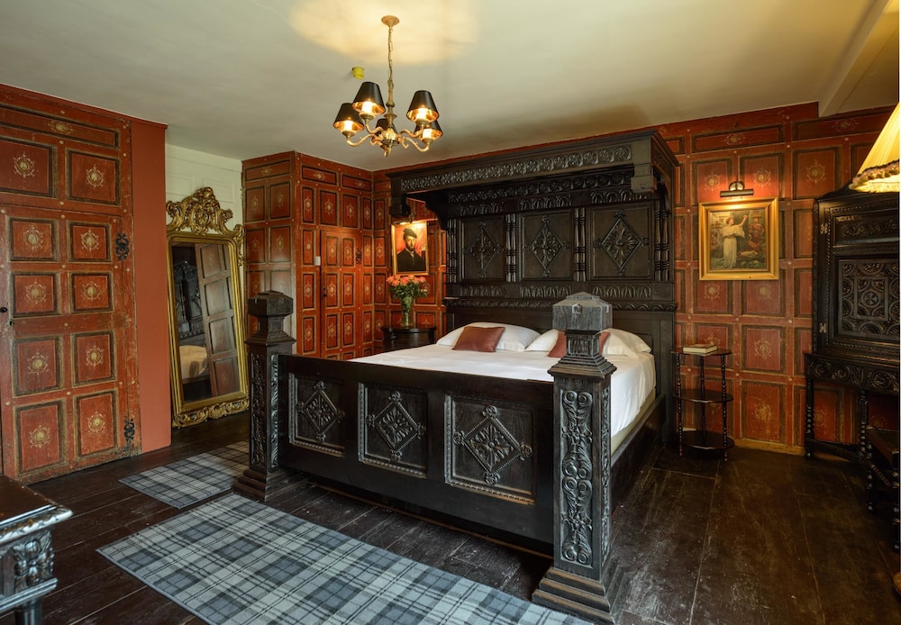 Deluxe Double Room, 1 King Bed (The Red Room ) photo 1