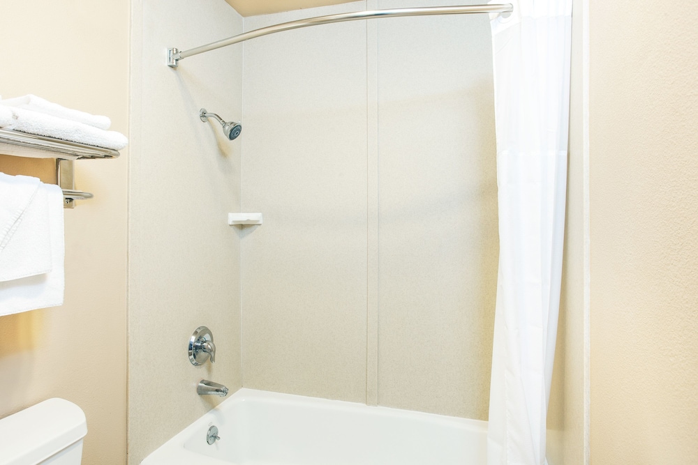 Standard Room, 1 King Bed, Non Smoking, Refrigerator & Microwave - Photo 6