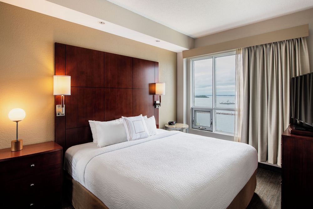 Suite, 2 Bedrooms, Non Smoking, Corner Lake View photo 1
