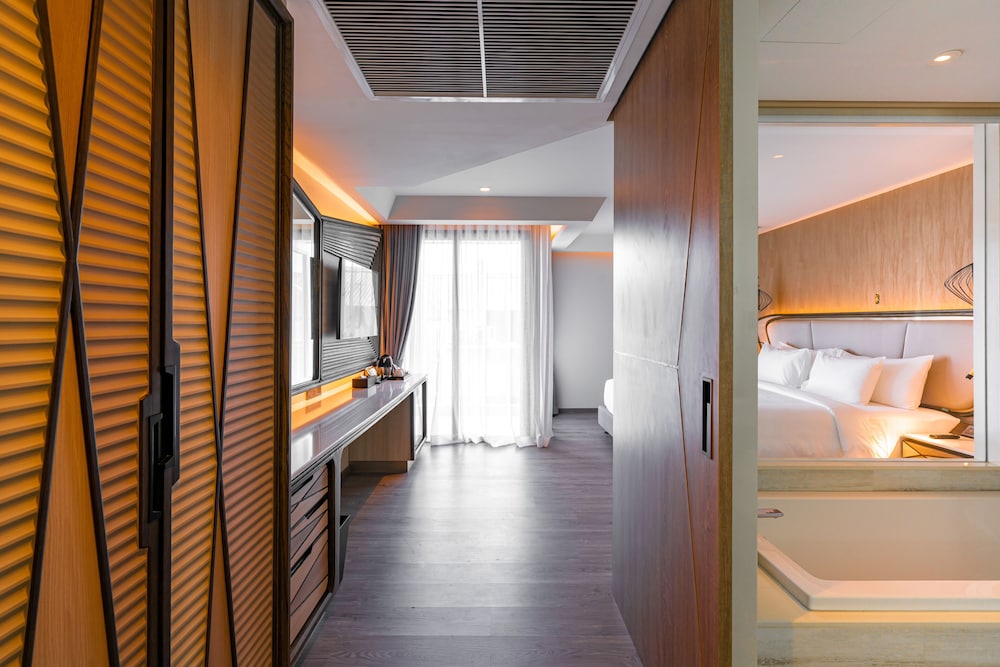 Premier King Bed Room - Photo 11