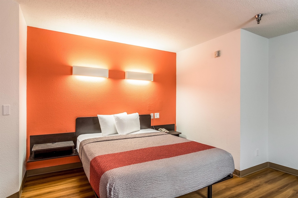 Standard Room, 1 Queen Bed, Accessible, Non Smoking - Photo 3