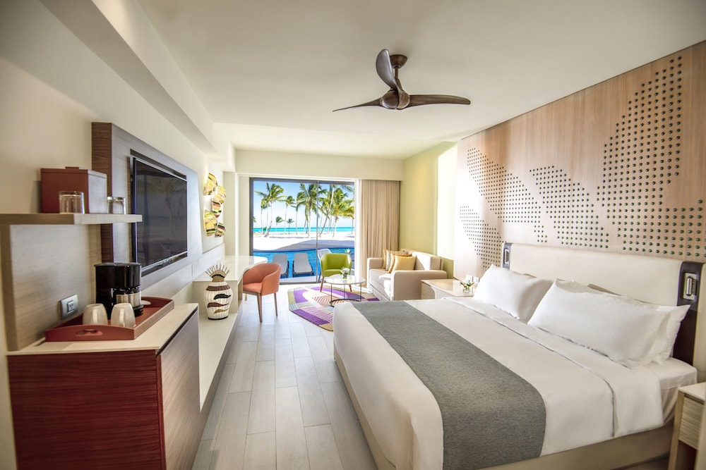 Junior Suite, 1 King Bed With Sofa Bed, Oceanfront (club, Swim Up)