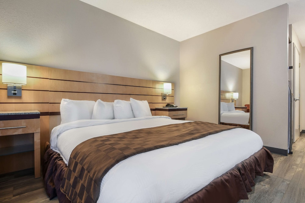 Standard Room, 1 Queen Bed, Accessible, Bathtub - Photo 3