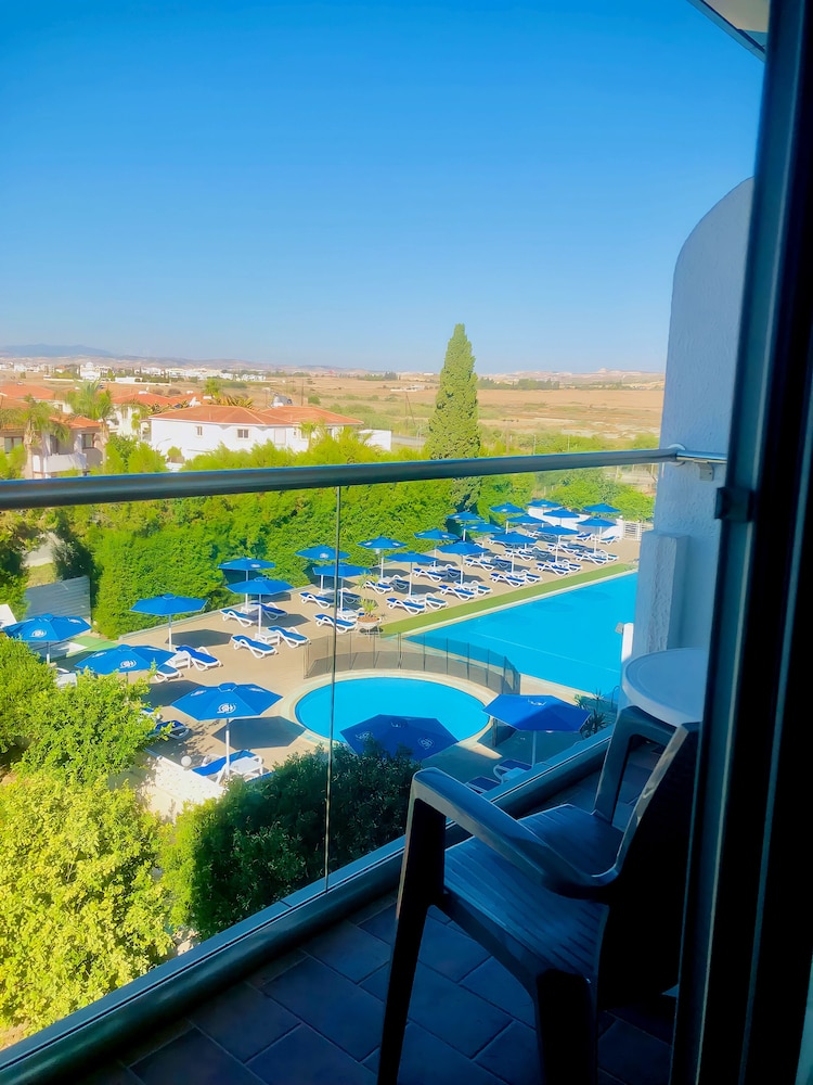 Superior Double Room, Pool View, photo 6