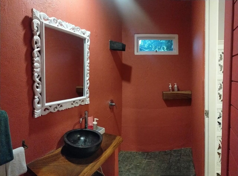 Budget Surfer Room - for Cool Adults Only photo 3