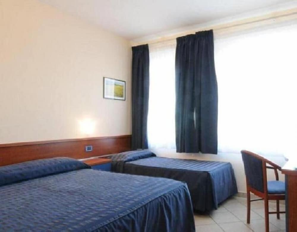 Double or twin room with extra bed photo 2