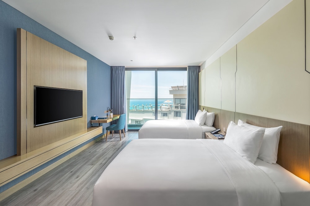 Premier Twin Partial Sea View with Balcony - Photo 3
