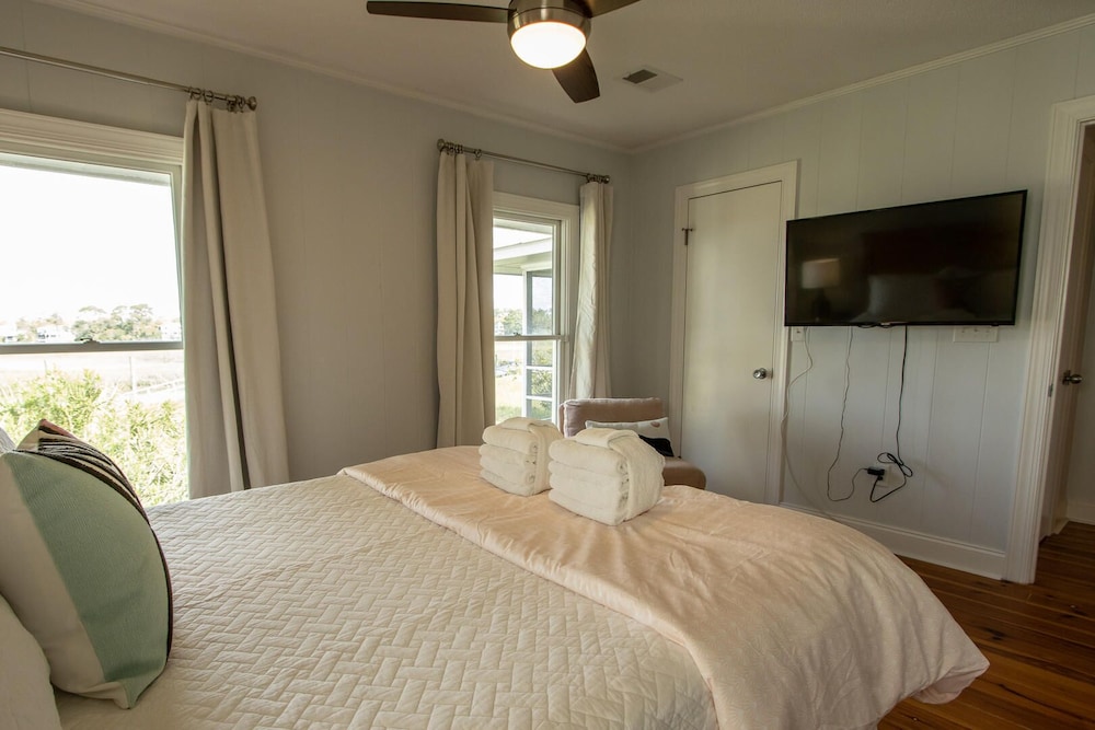 House, Multiple Beds, Balcony (475 Tarpon Blvd) photo 3