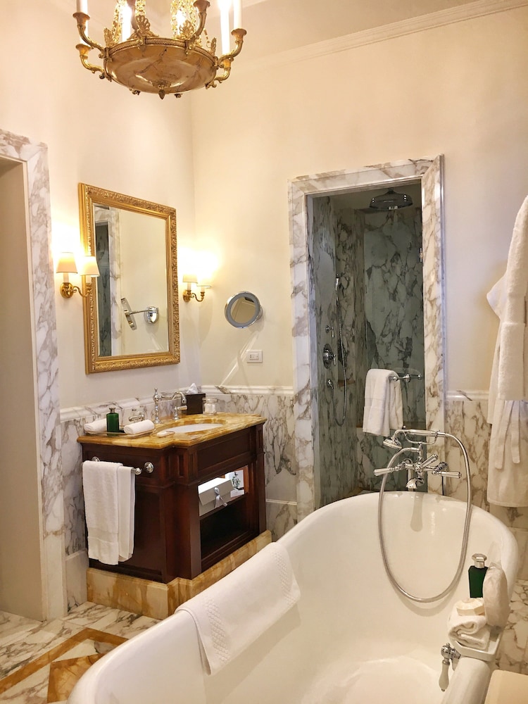 Deluxe Suite, 1 King Bed thumbnail 6